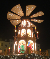 Riesenpyramide auf dem Weihnachtsmarkt, Copyright: SWS